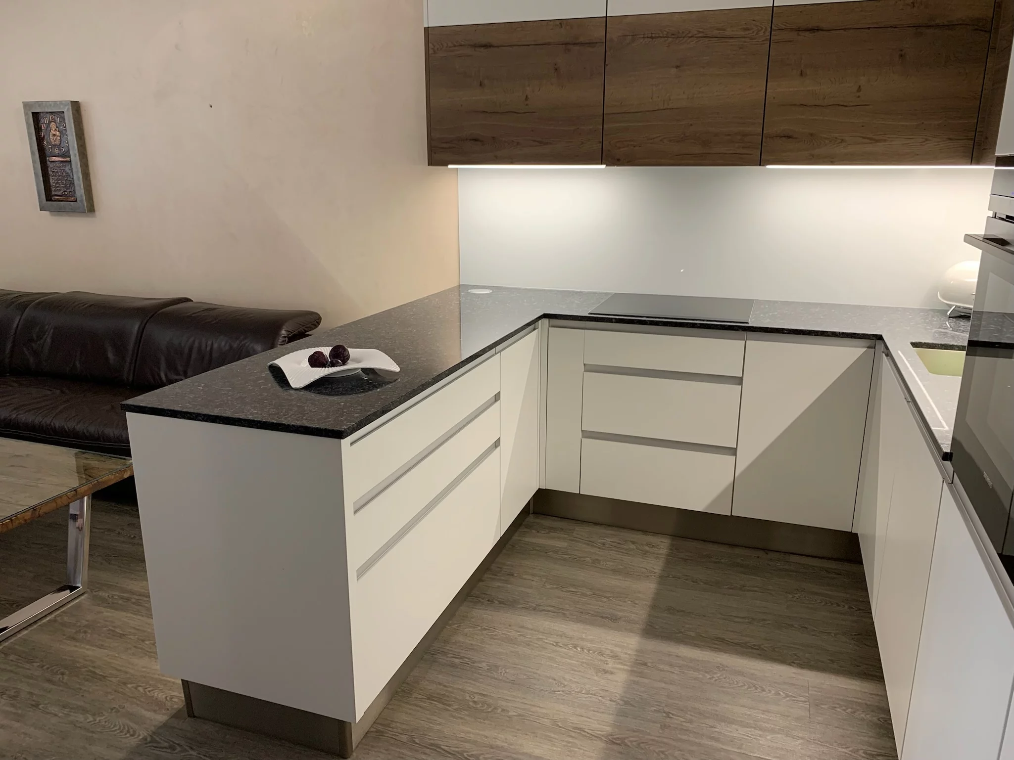 kuchyne-umely-kamen-cerny5