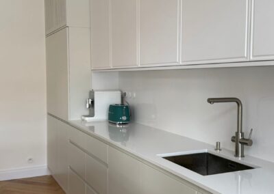Komplexní interiér na míru s bělenou dýhou, lakovanými plochami a Technistone