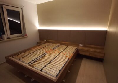 Ložnice na míru s postelí, čelem a vestavěnými skříněmi
